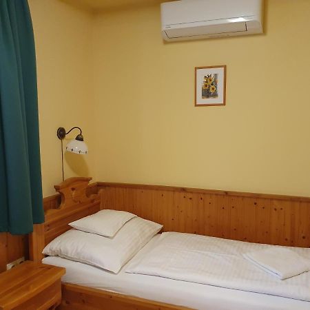 Bozi Rozi Panzio Hotel Fertőboz Buitenkant foto