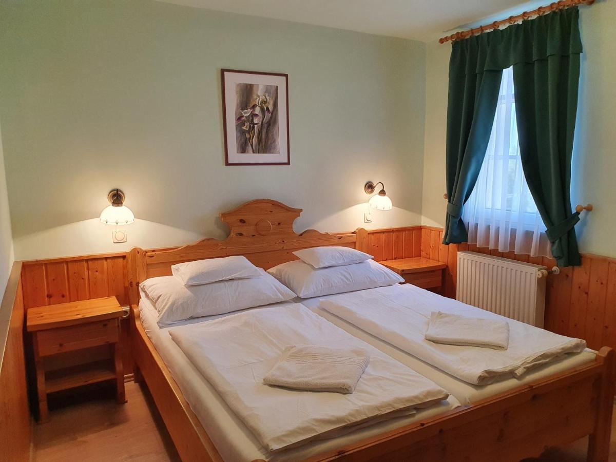 Bozi Rozi Panzio Hotel Fertőboz Buitenkant foto