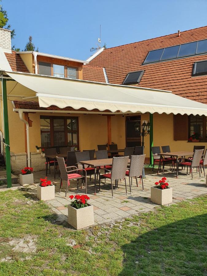 Bozi Rozi Panzio Hotel Fertőboz Buitenkant foto